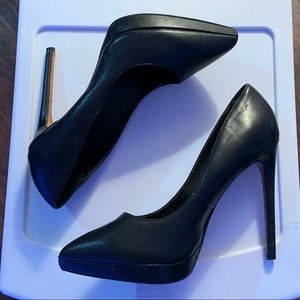 BLACK HIGH HEELS (7) GREAT CONDITION!!